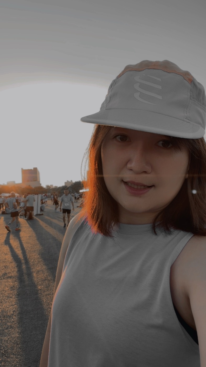 夏夏在夕陽下的運動場邊微笑自拍